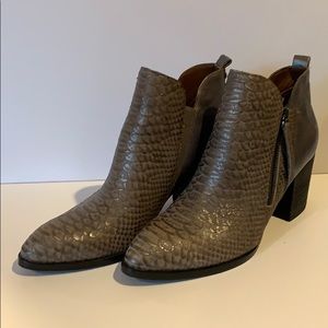 Donald J Pliner Edyn Block Heel Bootie